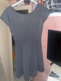 Vestito svasato con maniche corte