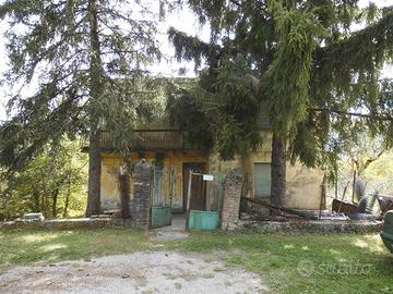 Rustico in sassi da ristrutturare a Bore