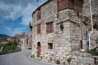 Casa indipendente su tre livelli P/10