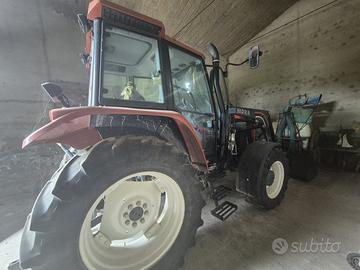 Trattore con sollevatore