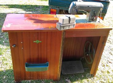 Macchina da cucire vintage Borletti con Mobile