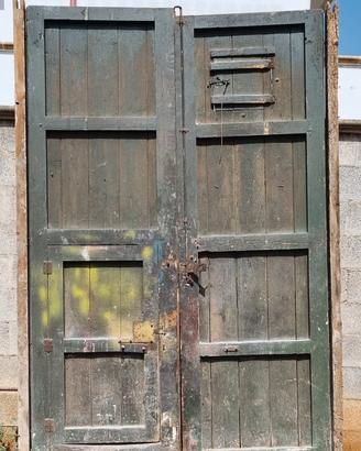 portone antico in legno 