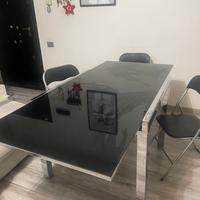 Tavolo quasrato vetro