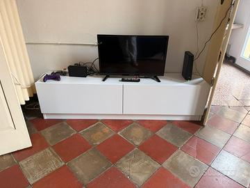 Mobile bianco con sportelli