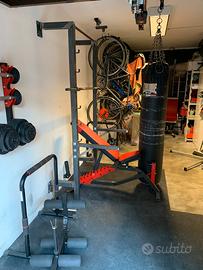 Homegym: rack, panca, pesi, bilanciere, manubri