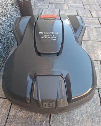 Robot tagliarba Husqvarna auto moderna 305