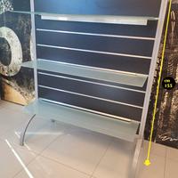 Espositori da negozio con ripiani in vetro