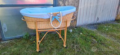 culla con maniglie e telaio con ruote.