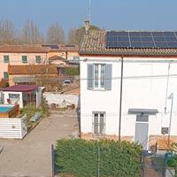 Casa singola giardino fotovoltaico piscina