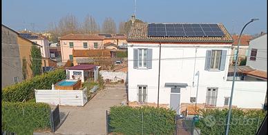 Casa singola giardino fotovoltaico piscina