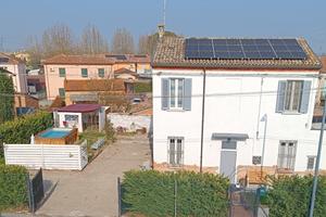Casa singola giardino fotovoltaico piscina