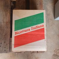 Piastrelle beige finto marmo.