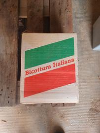 Piastrelle beige finto marmo.