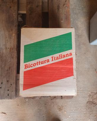 Piastrelle beige finto marmo.