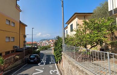 Ampio bilocale con POSTO AUTO PRIVATO zona LERICI