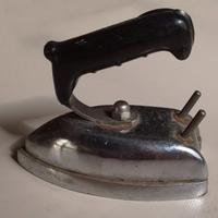 Giocattolo antico ferro da stiro anni'50