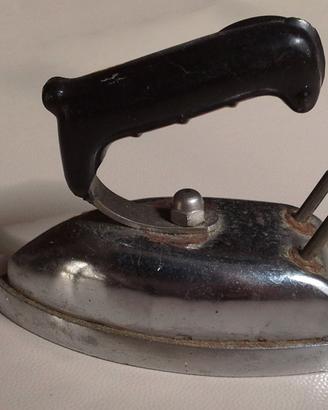 Giocattolo antico ferro da stiro anni'50