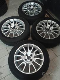 Cerchi in lega con gomme