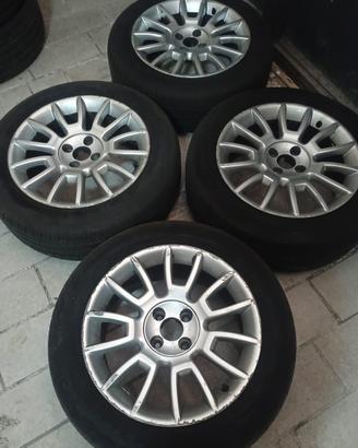 Cerchi in lega con gomme