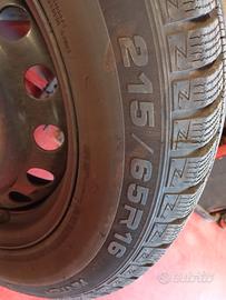 4 Gomme invernali misura 215/65r16 su cerchi
