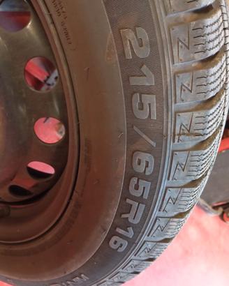 4 Gomme invernali misura 215/65r16 su cerchi