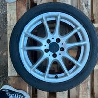 Cerchi in lega 17” con gomme estive Pirelli