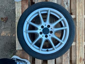 Cerchi in lega 17” con gomme estive Pirelli