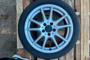 Cerchi in lega 17” con gomme estive Pirelli