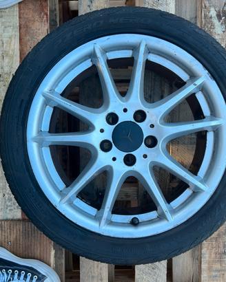 Cerchi in lega 17” con gomme estive Pirelli