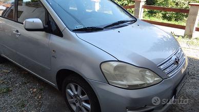 Toyota Avensis Verso 2.0 diesel Auto per ricambi