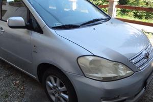 Toyota Avensis Verso 2.0 diesel Auto per ricambi