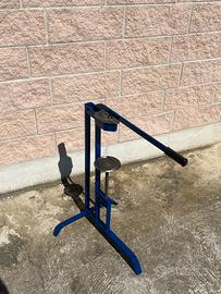 Tappatrice a colonna per tappi in sughero.