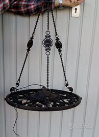 Lampadario antico in ferro battuto