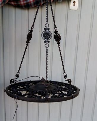 Lampadario antico in ferro battuto