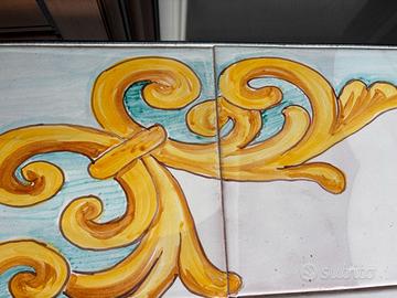Tavolo in ceramica dipinto a mano con sedie