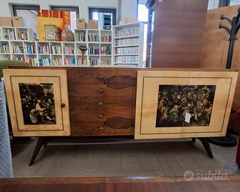 Credenza vintage con stampe vetrificate e anta bar