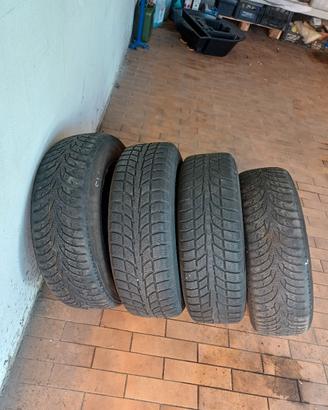 4 pneumatici con cerchi