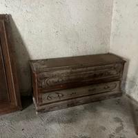 Vecchio cassettone per camera da letto