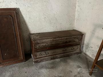 Vecchio cassettone per camera da letto