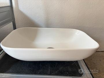 Lavabo d’appoggio e rubinetto