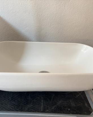 Lavabo d’appoggio e rubinetto