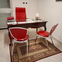 Scrivania in stile classico color noce con sedie