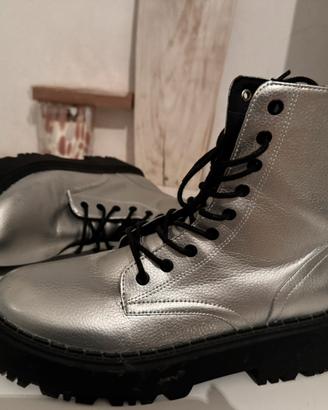 Anfibi donna marca Zara