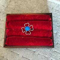 Anello fiore 4 petali con perla blu inox.