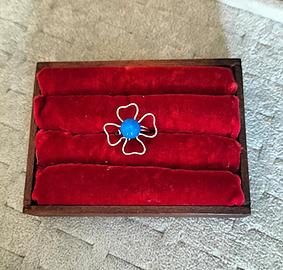 Anello fiore 4 petali con perla blu inox.