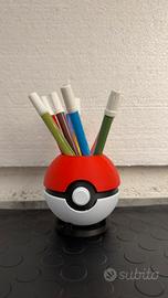 Portapenne da scrivania forma pokeball