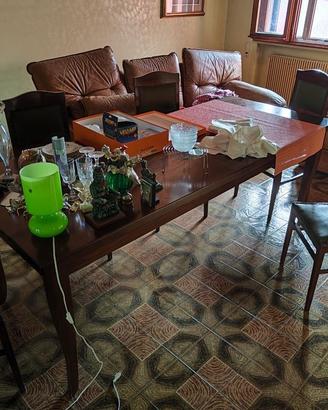 Tavolo in legno massello e 6 sedie