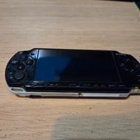 PSP 2004 Nera con Caricatore e SD 2GB Ben Tenuta 