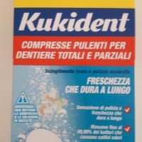 Compresse pulenti per dentiere totali o parziali