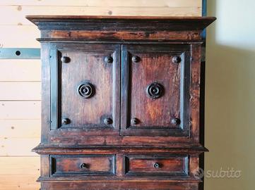 Credenza stipo XVII sec. in legno di noce massello